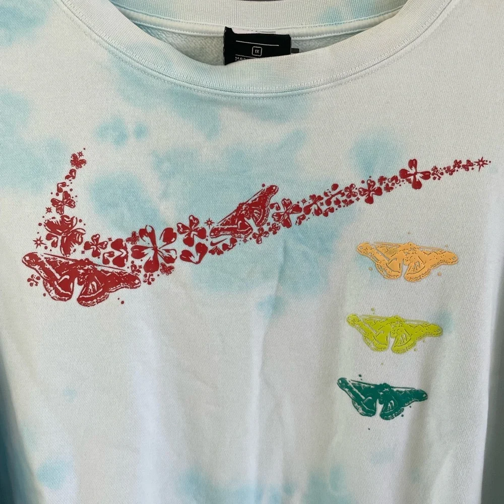 Nike Light Blue Butterfly Graphic Women's Sweatshirt